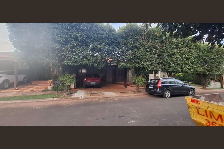 Casa de condomínio para alugar com 139m², 3 quartos e 2 vagas Casa de condomínio para alugar com 139m², 3 quartos e 2 vagasFachada