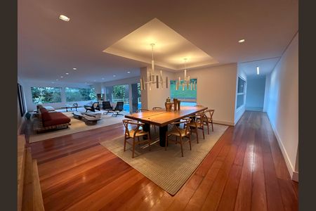 Casa de condomínio à venda com 654m², 5 quartos e 4 vagas Casa de condomínio à venda com 654m², 5 quartos e 4 vagasSala de Jantar