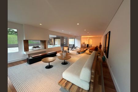 Casa de condomínio à venda com 654m², 5 quartos e 4 vagas Casa de condomínio à venda com 654m², 5 quartos e 4 vagasSala