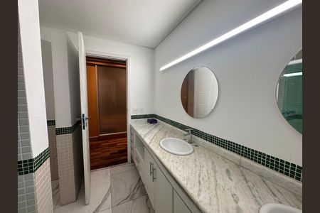 Casa de condomínio à venda com 654m², 5 quartos e 4 vagas Casa de condomínio à venda com 654m², 5 quartos e 4 vagasBanheiro da Suíte 5