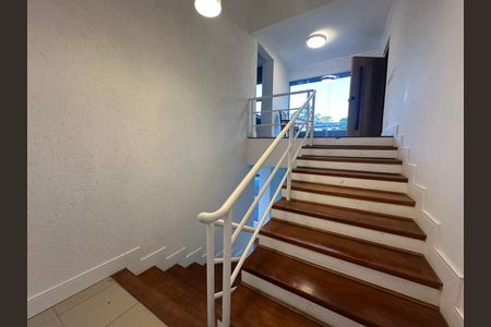 Casa de condomínio à venda com 654m², 5 quartos e 4 vagas Casa de condomínio à venda com 654m², 5 quartos e 4 vagasEscada