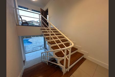 Casa de condomínio à venda com 654m², 5 quartos e 4 vagas Casa de condomínio à venda com 654m², 5 quartos e 4 vagasEscada
