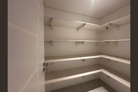 Casa de condomínio à venda com 654m², 5 quartos e 4 vagas Casa de condomínio à venda com 654m², 5 quartos e 4 vagasDespensa