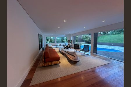 Casa de condomínio à venda com 654m², 5 quartos e 4 vagas Casa de condomínio à venda com 654m², 5 quartos e 4 vagasSala