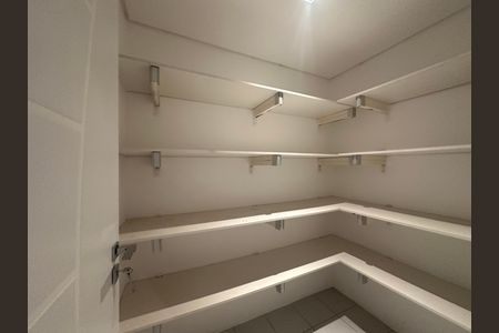 Casa de condomínio à venda com 654m², 5 quartos e 4 vagas Casa de condomínio à venda com 654m², 5 quartos e 4 vagasDespensa