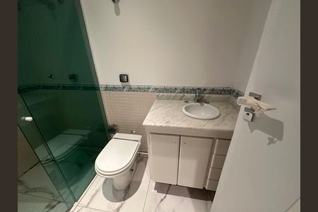 Casa de condomínio à venda com 654m², 5 quartos e 4 vagas Casa de condomínio à venda com 654m², 5 quartos e 4 vagasBanheiro da Suíte 2