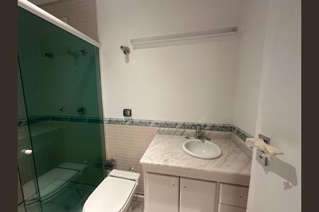 Casa de condomínio à venda com 654m², 5 quartos e 4 vagas Casa de condomínio à venda com 654m², 5 quartos e 4 vagasBanheiro da Suíte 2