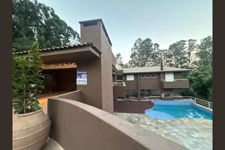 Casa de condomínio à venda com 654m², 5 quartos e 4 vagas Casa de condomínio à venda com 654m², 5 quartos e 4 vagasFachada