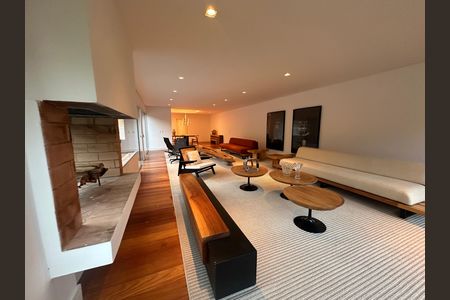 Casa de condomínio à venda com 654m², 5 quartos e 4 vagas Casa de condomínio à venda com 654m², 5 quartos e 4 vagasSala
