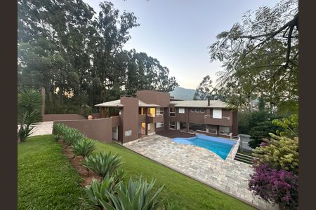 Casa de condomínio à venda com 654m², 5 quartos e 4 vagas Casa de condomínio à venda com 654m², 5 quartos e 4 vagasFachada