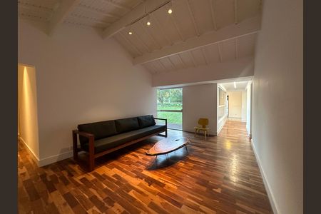 Casa de condomínio à venda com 654m², 5 quartos e 4 vagas Casa de condomínio à venda com 654m², 5 quartos e 4 vagasSala íntima