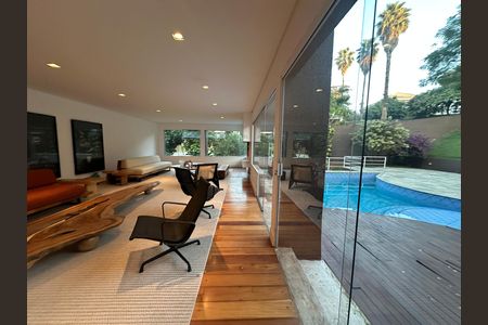 Casa de condomínio à venda com 654m², 5 quartos e 4 vagas Casa de condomínio à venda com 654m², 5 quartos e 4 vagasSala