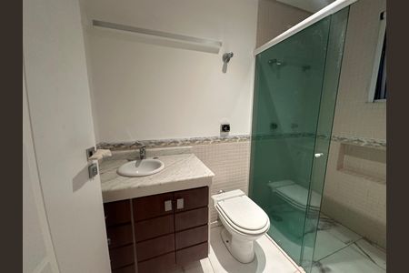 Casa de condomínio à venda com 654m², 5 quartos e 4 vagas Casa de condomínio à venda com 654m², 5 quartos e 4 vagasBanheiro da Suíte 3