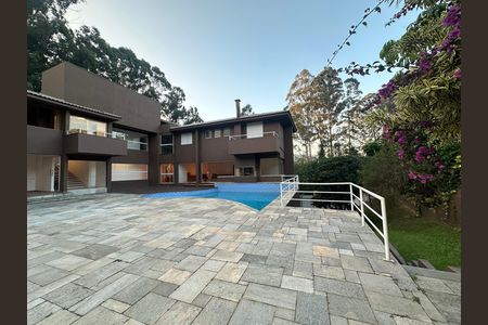 Casa de condomínio à venda com 654m², 5 quartos e 4 vagas Casa de condomínio à venda com 654m², 5 quartos e 4 vagasFachada
