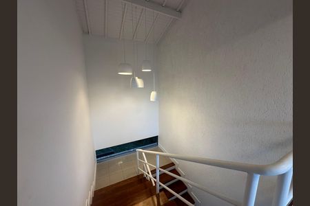Casa de condomínio à venda com 654m², 5 quartos e 4 vagas Casa de condomínio à venda com 654m², 5 quartos e 4 vagasEscada