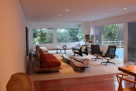 Casa de condomínio à venda com 654m², 5 quartos e 4 vagas Casa de condomínio à venda com 654m², 5 quartos e 4 vagasSala