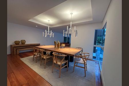 Casa de condomínio à venda com 654m², 5 quartos e 4 vagas Casa de condomínio à venda com 654m², 5 quartos e 4 vagasSala de Jantar