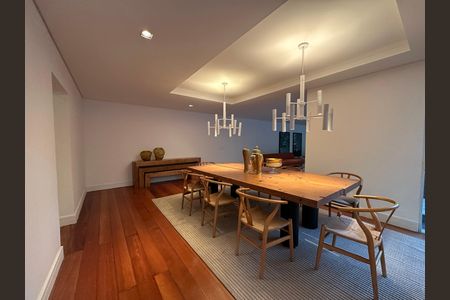 Casa de condomínio à venda com 654m², 5 quartos e 4 vagas Casa de condomínio à venda com 654m², 5 quartos e 4 vagasSala de Jantar