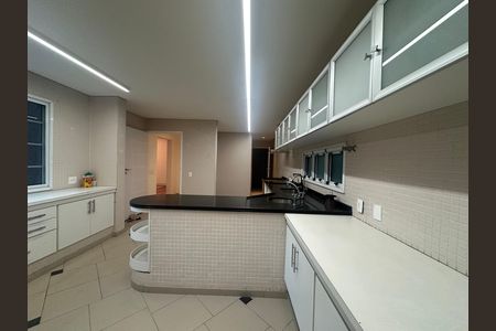 Casa de condomínio à venda com 654m², 5 quartos e 4 vagas Casa de condomínio à venda com 654m², 5 quartos e 4 vagasCozinha
