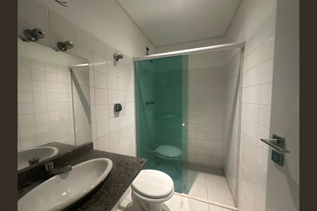 Casa de condomínio à venda com 654m², 5 quartos e 4 vagas Casa de condomínio à venda com 654m², 5 quartos e 4 vagasBanheiro de serviço