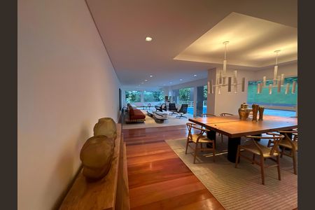 Casa de condomínio à venda com 654m², 5 quartos e 4 vagas Casa de condomínio à venda com 654m², 5 quartos e 4 vagasSala de Jantar
