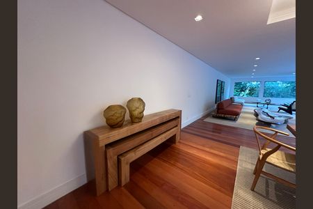 Casa de condomínio à venda com 654m², 5 quartos e 4 vagas Casa de condomínio à venda com 654m², 5 quartos e 4 vagasSala de Jantar