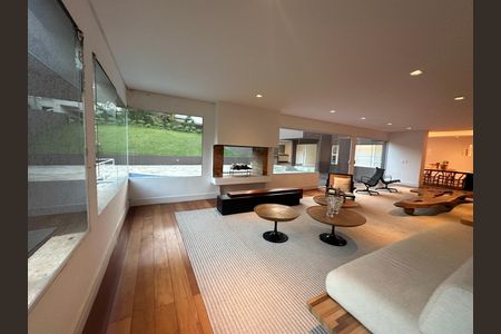 Casa de condomínio à venda com 654m², 5 quartos e 4 vagas Casa de condomínio à venda com 654m², 5 quartos e 4 vagasSala