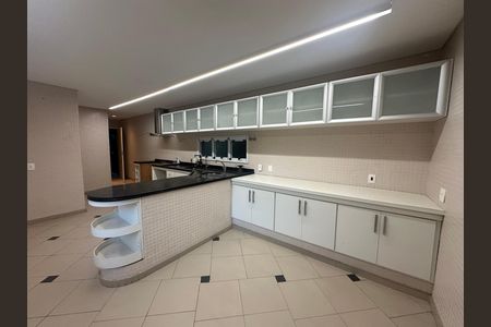 Casa de condomínio à venda com 654m², 5 quartos e 4 vagas Casa de condomínio à venda com 654m², 5 quartos e 4 vagasCozinha