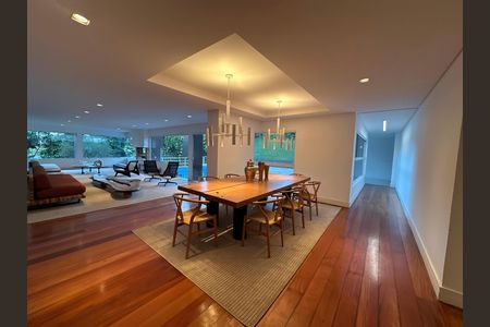 Casa de condomínio à venda com 654m², 5 quartos e 4 vagas Casa de condomínio à venda com 654m², 5 quartos e 4 vagasSala de Jantar