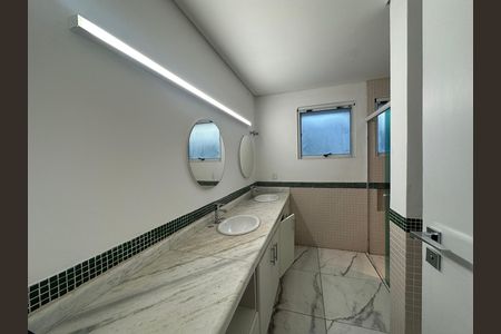 Casa de condomínio à venda com 654m², 5 quartos e 4 vagas Casa de condomínio à venda com 654m², 5 quartos e 4 vagasBanheiro da Suíte 5