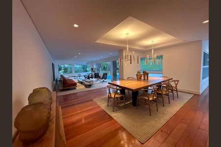Casa de condomínio à venda com 654m², 5 quartos e 4 vagas Casa de condomínio à venda com 654m², 5 quartos e 4 vagasSala de Jantar
