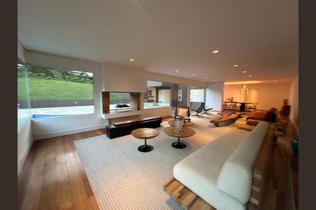 Casa de condomínio à venda com 654m², 5 quartos e 4 vagas Casa de condomínio à venda com 654m², 5 quartos e 4 vagasSala