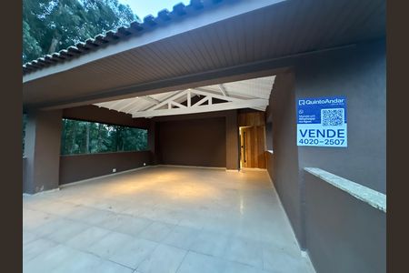 Casa de condomínio à venda com 654m², 5 quartos e 4 vagas Casa de condomínio à venda com 654m², 5 quartos e 4 vagasFachada