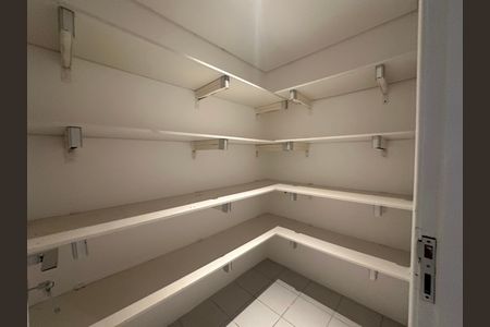 Casa de condomínio à venda com 654m², 5 quartos e 4 vagas Casa de condomínio à venda com 654m², 5 quartos e 4 vagasDespensa