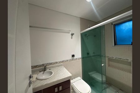 Casa de condomínio à venda com 654m², 5 quartos e 4 vagas Casa de condomínio à venda com 654m², 5 quartos e 4 vagasBanheiro da Suíte 3