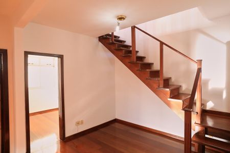 Apartamento à venda com 220m², 4 quartos e 2 vagas Apartamento à venda com 220m², 4 quartos e 2 vagasEscada