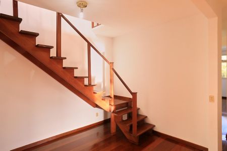 Apartamento à venda com 220m², 4 quartos e 2 vagas Apartamento à venda com 220m², 4 quartos e 2 vagasEscada
