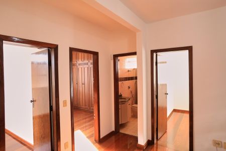 Apartamento à venda com 220m², 4 quartos e 2 vagas Apartamento à venda com 220m², 4 quartos e 2 vagasEscada
