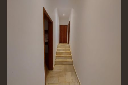 Casa para alugar com 426m², 5 quartos e 4 vagas Casa para alugar com 426m², 5 quartos e 4 vagasCorredor