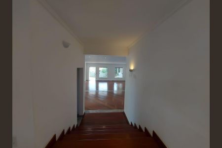 Casa para alugar com 426m², 5 quartos e 4 vagas Casa para alugar com 426m², 5 quartos e 4 vagasCorredor