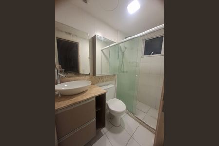 Banheiro de apartamento para alugar com 2 quartos, 54m² em Jardim Itu, Porto Alegre