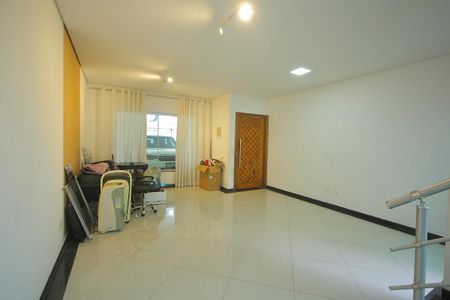 Casa para alugar com 220m², 3 quartos e 4 vagasSala
