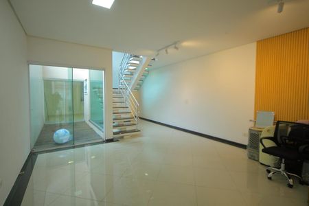 Casa para alugar com 220m², 3 quartos e 4 vagasSala