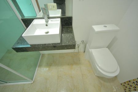 Casa para alugar com 220m², 3 quartos e 4 vagasBanheiro social 