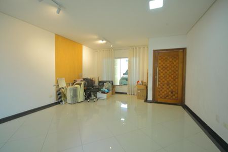 Casa para alugar com 220m², 3 quartos e 4 vagasSala