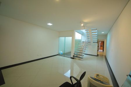 Casa para alugar com 220m², 3 quartos e 4 vagasSala