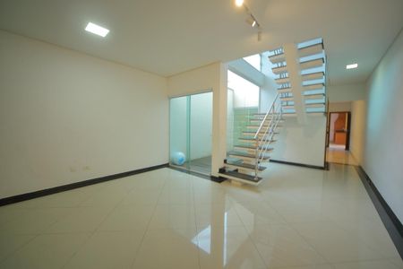 Casa para alugar com 220m², 3 quartos e 4 vagasSala
