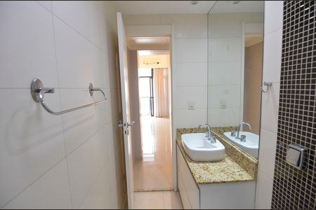 Apartamento à venda com 135m², 3 quartos e 2 vagas Apartamento à venda com 135m², 3 quartos e 2 vagasBanheiro da Suíte