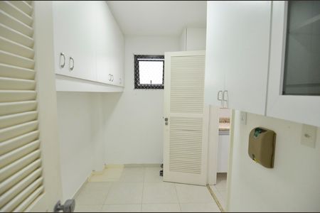 Apartamento à venda com 135m², 3 quartos e 2 vagas Apartamento à venda com 135m², 3 quartos e 2 vagasQuarto de Serviço
