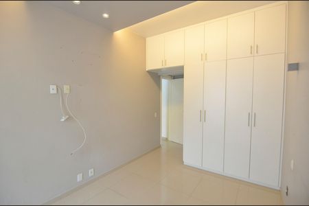 Apartamento à venda com 135m², 3 quartos e 2 vagas Apartamento à venda com 135m², 3 quartos e 2 vagasSuíte